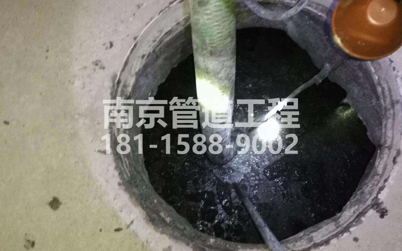 216摄山星城闻兰清理化粪池