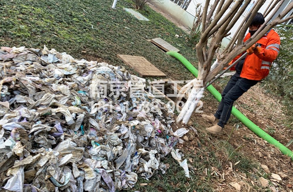 315摄山星城闻兰化粪池垃圾清理